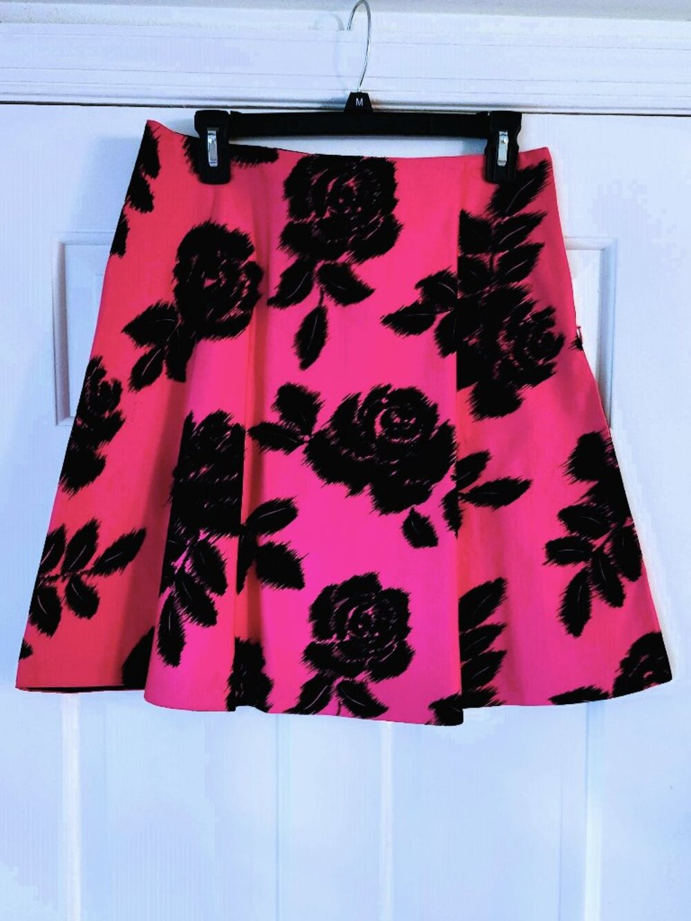TRINA TURK Los Angeles sz 6 A-line Skirt with Black Velvet Roses on Hot Pink
